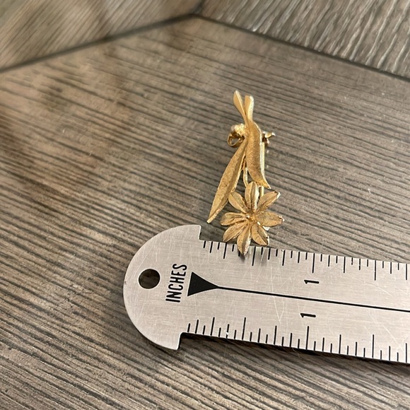 Vintage Textured Daisy Pin - Picture 9 of 14